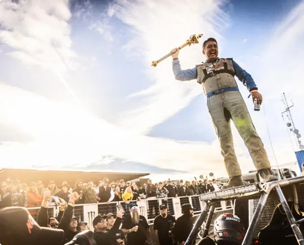 victory_pose_crowd method_buggy_climb